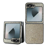 Блестящ Калъф за Samsung Z Flip 7 FE/Z Flip 6, Guess Glitter Script Case, Златист (3)